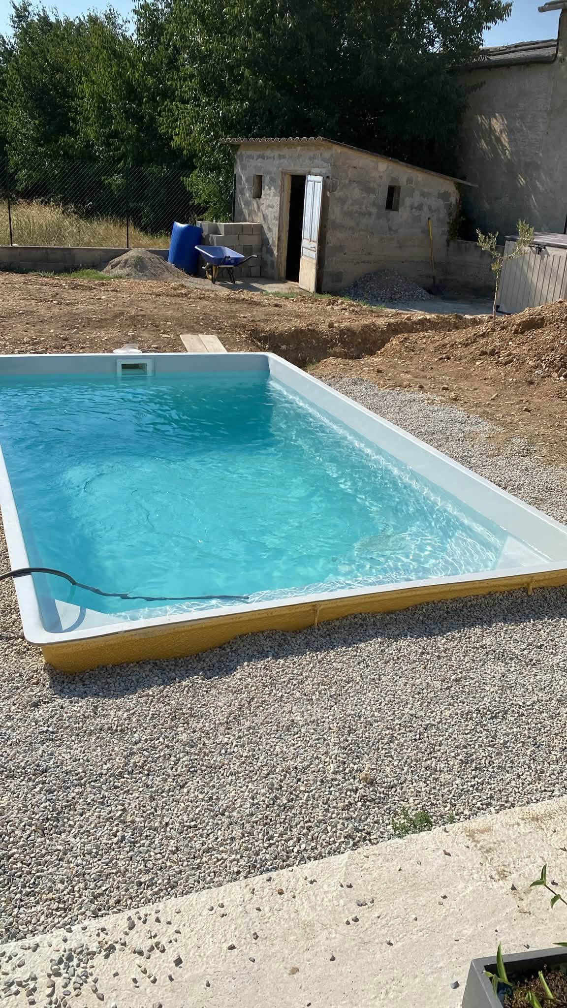 Piscine coque cassis KP Direct installée à Drôme (26) (26)