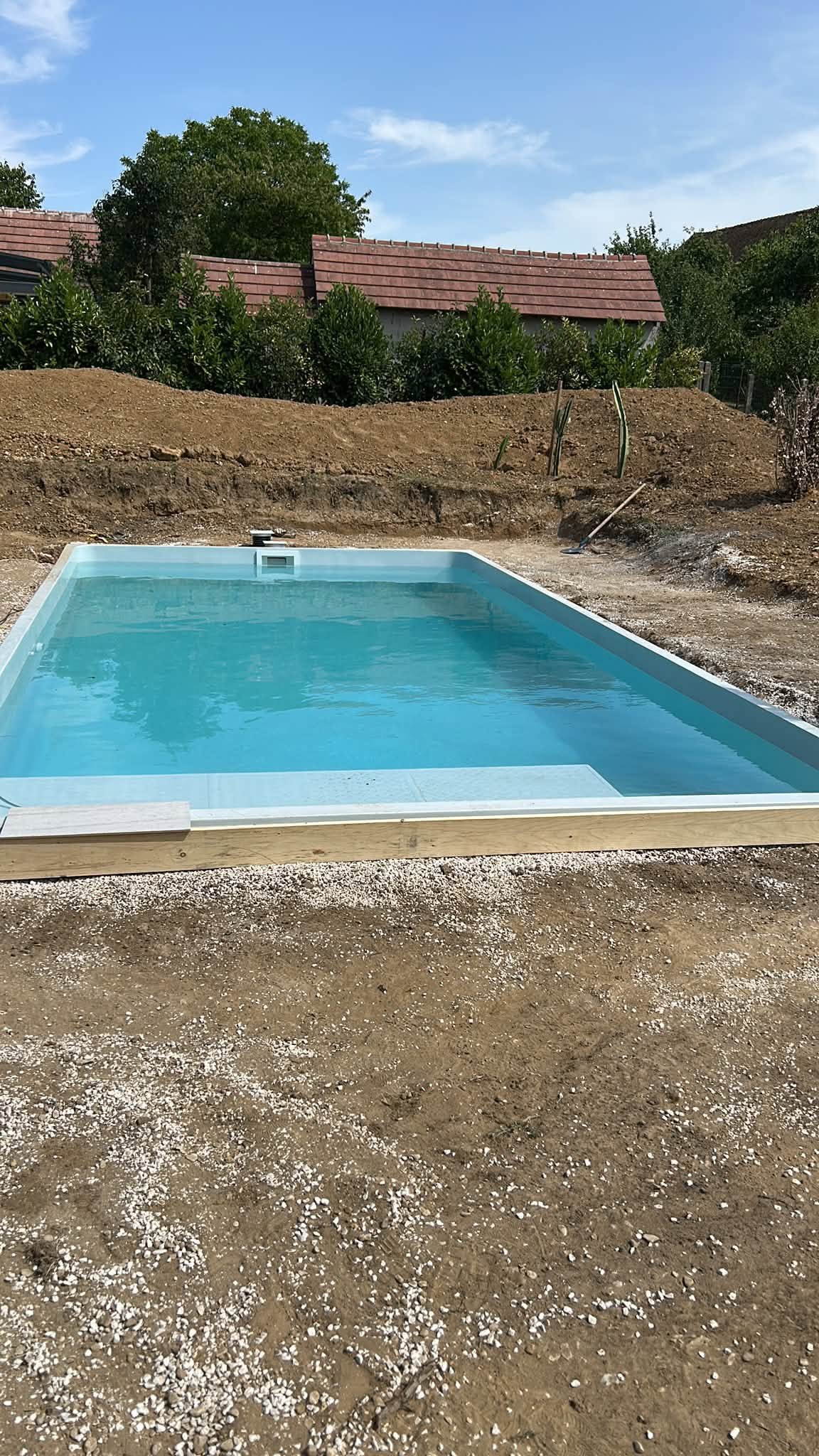 Piscine coque Pampelone KP Direct installée à Seine-et-Marne (77) (77)